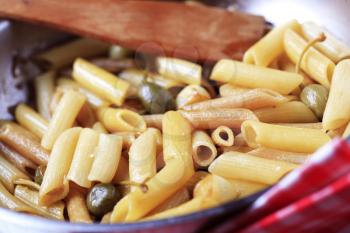 Pasta stir fried with garlic and capers