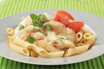 Pasta tubes, chicken meat and cream sauce