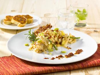 Tagliatelle with green beans and fried bacon