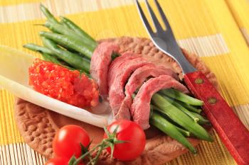 Strips of roast beef with green beans