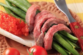 Strips of roast beef and string beans