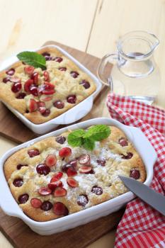 Cherry sponge cakes with crumb topping