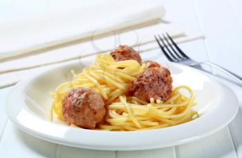 Pan fried meatballs with spaghetti