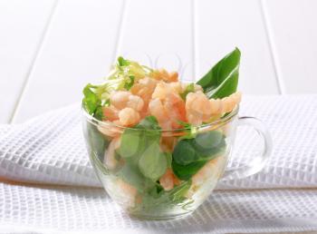 Cooked shrimps with salad greens