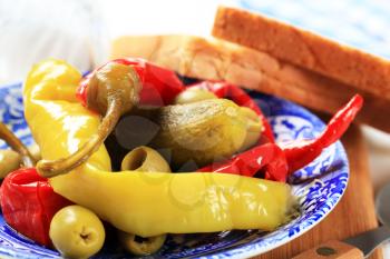 Pickled vegetables with white bread