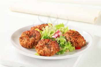 Fried vegetable patties with green salad