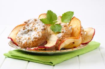 Small apple crumble cakes and apple chips