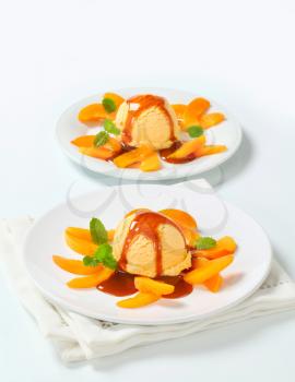 Ice cream with sliced apricot and caramel sauce