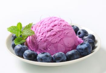 Scoop of ice cream with fresh blueberries