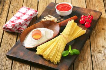 Dried spaghetti, tomato puree and other ingredients