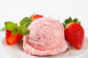 Scoop of ice cream with fresh strawberries