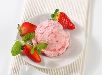 Scoop of ice cream with fresh strawberries