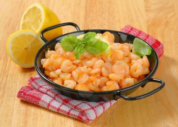 Pan fried shrimps with lemon