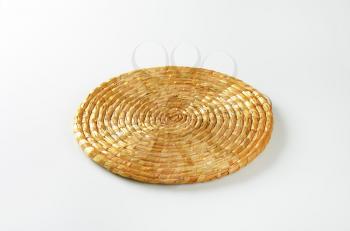 Single round straw place mat