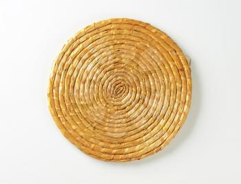 Single round straw place mat