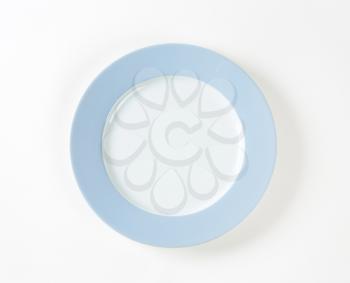 Porcelain dinner plate with wide light blue rim
