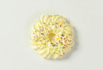 Wreath-shaped meringue cookie topped with sprinkles