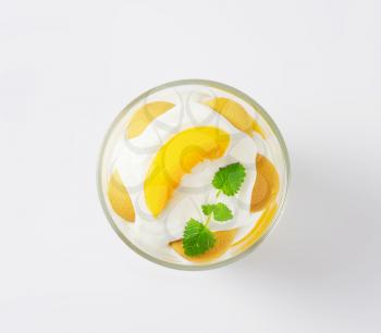 sour cream with sponge biscuits and canned peaches
