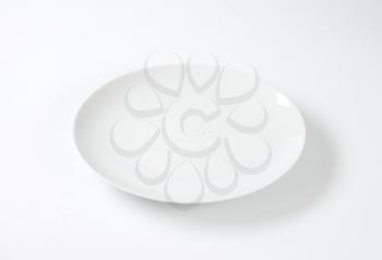Round porcelain plate without rim