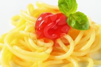 Cooked spaghetti with tomato sauce