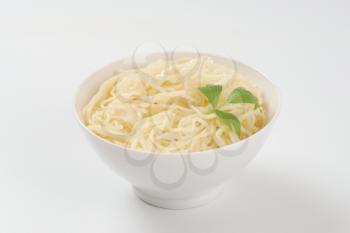 cooked thin noodles in white bowl