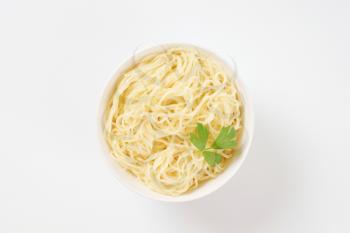 cooked thin noodles in white bowl