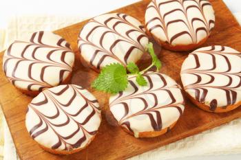 Mini cakes with white chocolate glaze