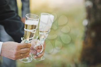 Process of filling by champagne of champagne in glasses outdoors.