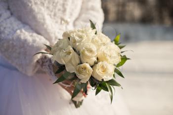 Bridal bouquet in hands in the winter.