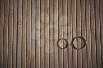 The wooden ring and the tablecloth