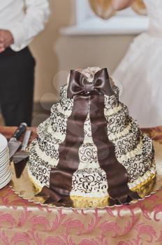 Wedding cake with small patterns.