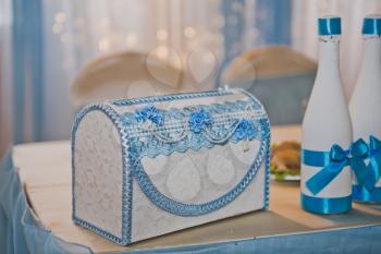 Decorative trunk for bulky gifts to the wedding.
