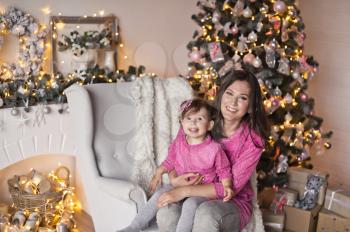 Christmas photo shoot of mom and little daughter.