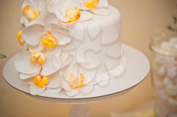 Wedding cake with yellow flowers in the form of jewelry.