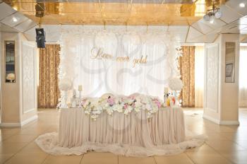 Separate cloth-decorated table to accommodate the newlyweds.