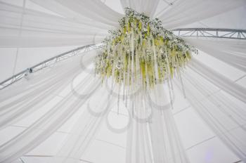 Beautiful floral and glass decoration of the dome of the tent.