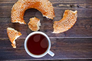 fresh tea with bagel on a table