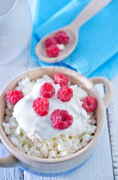 fresh cottage with raspberry and sour cream
