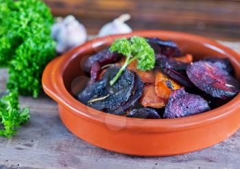 baked beet and carrot in the bowl