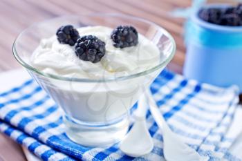 yogurt with blackberry