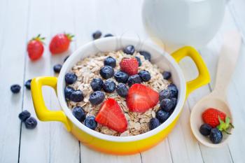 oat flakes with berries