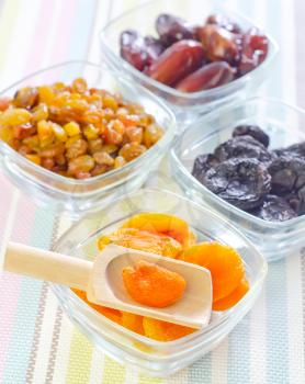 dried apricots, raisins and dates