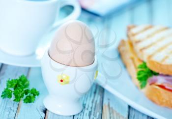 coffee and fried eggs on the plate