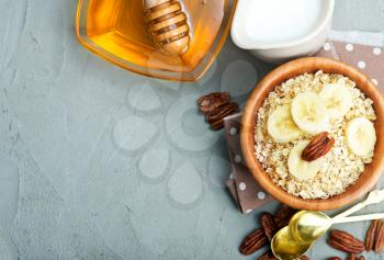 oat flakes with honey, nuts and banana