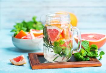  drink with grapefruit, fresh rosemary and ice