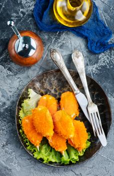 crab claws in bowl and on a table