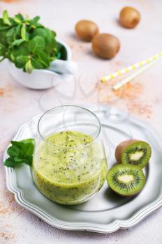 Kiwi smoothies, fruit juices and fruit kiwi. Drink in the morning for good health.