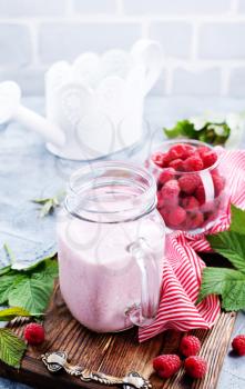 Raspberry Smoothie in glass bank – stock image