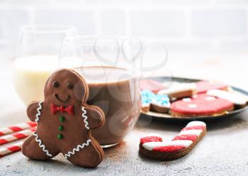cocoa drink and gingerbread on a table