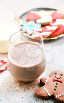 cocoa drink and gingerbread on a table